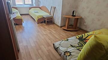 Фото номера Стандарт две односпальные кровати и диван - кровать Гостевой дом Мини-отель «Отдых» г. Ялта 7