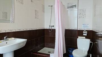 Фото номера Семейный номер. Улучшенный. Двуспальная кровать + диван. С видом на море и пляж Гостевой дом Мини-отель «Отдых» г. Ялта 6