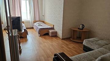 Фото номера Стандарт две односпальные кровати и диван - кровать Гостевой дом Мини-отель «Отдых» г. Ялта 14