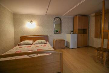 Фото номера Апартаменты с душем Апартаменты Guesthouse Dmitrieva г. Ялта 4