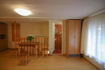 Фото номера Апартаменты с душем Апартаменты Guesthouse Dmitrieva г. Ялта 8