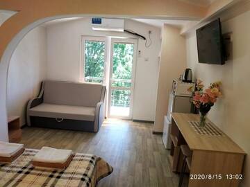 Фото номера Трехместный номер с балконом Апартаменты Guesthouse Dmitrieva г. Ялта 4