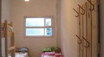 Фото номера Односпальная кровать в  женском общем номере Гостиница Gnezdyshko Hostel г. Ялта 3