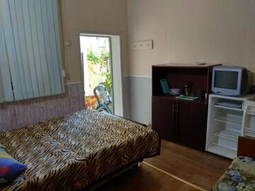 Фото номера Бюджетный трехместный номер Гостевой дом Усадьба в Массандровском Парке г. Ялта 4